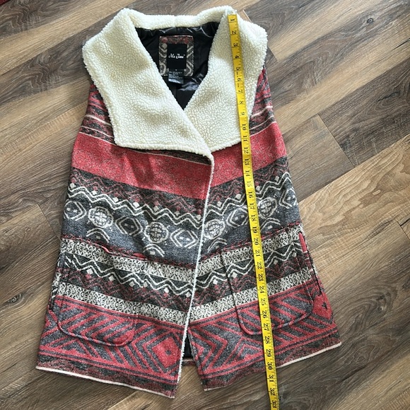 Me Jane vest size Medium Aztec style print with faux Sherpa lining - Picture 5 of 12